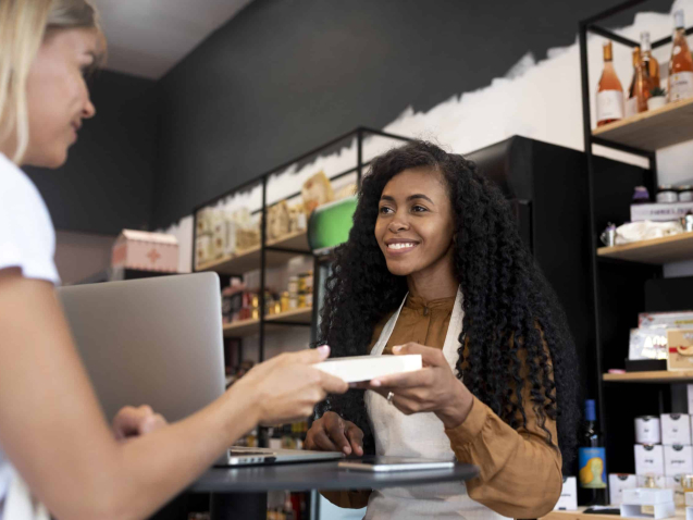 close-up-mulher-comprando-produto