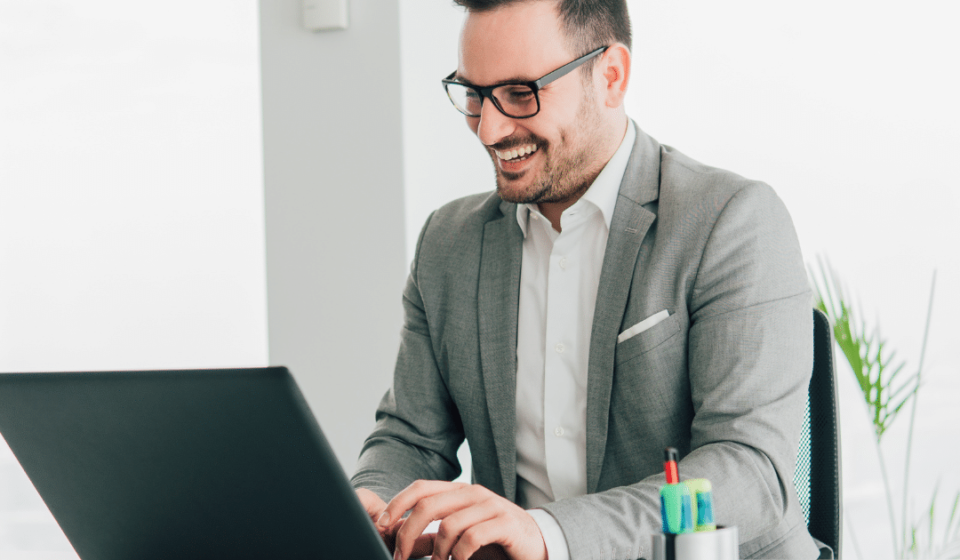 Empresário emitindo nota fiscal automática