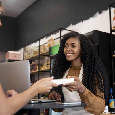 close-up-mulher-comprando-produto